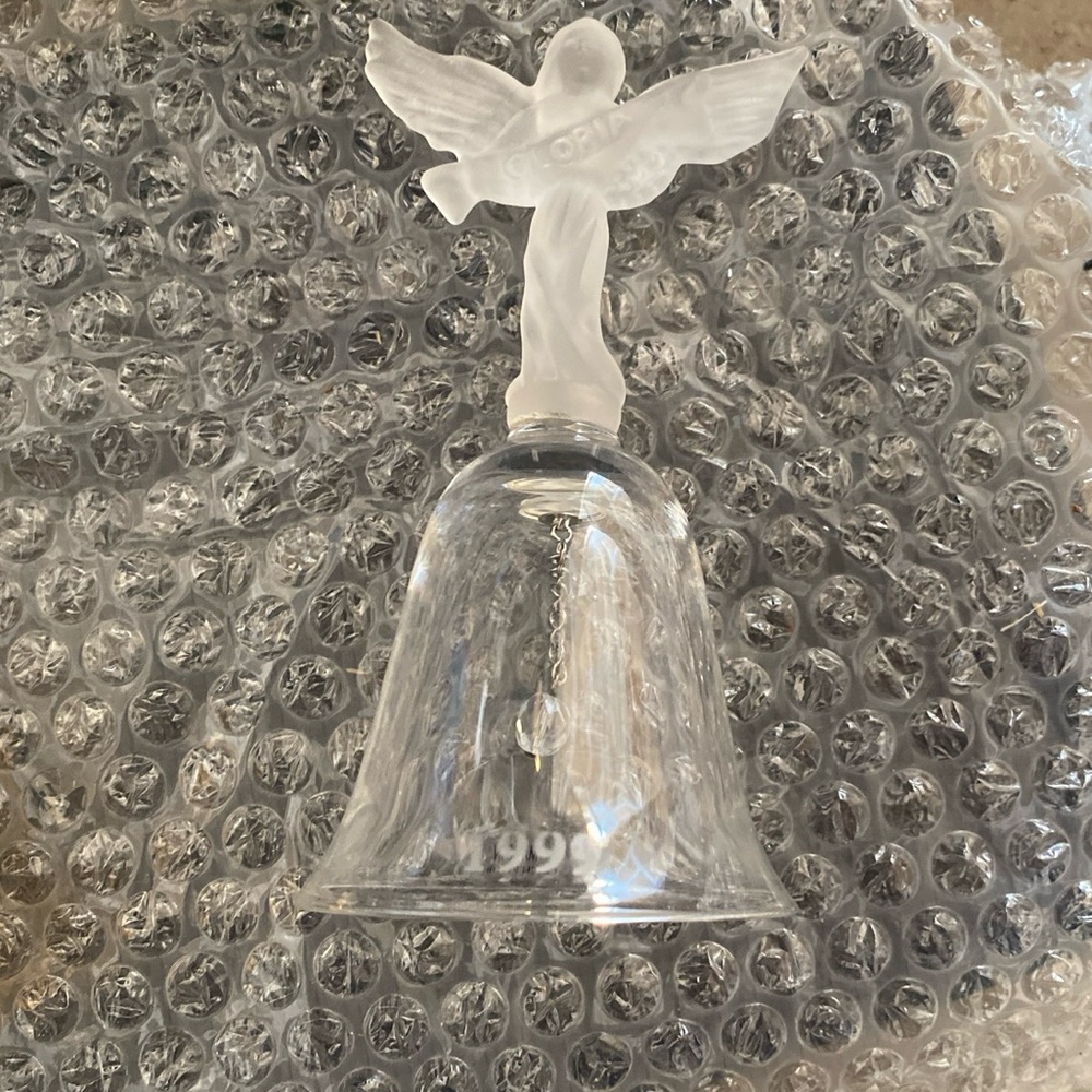 This item is a Lenox Annual Crystal Bell ornament, specifically the 1999 Gloria